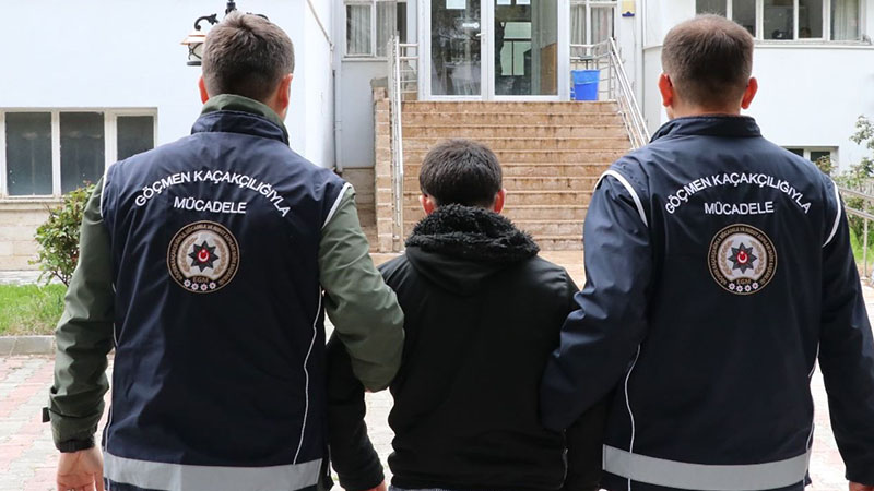 Şanlıurfa'da insan kaçakçılarına operasyon! Yüzlerce düzensiz göçmen yakalandı