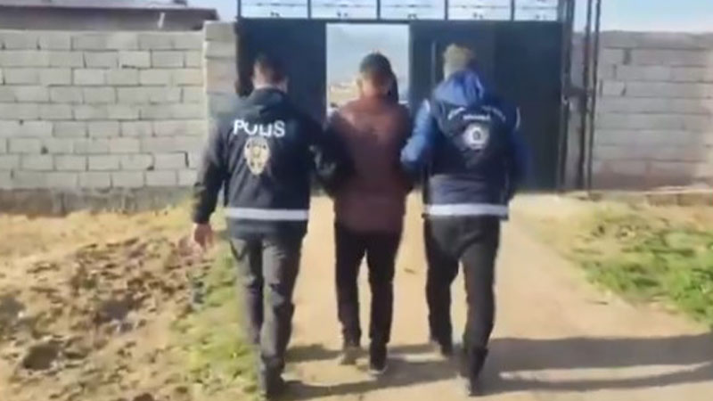 Bakan Yerlikaya duyurdu! Göçmen kaçakçılarına büyük darbe