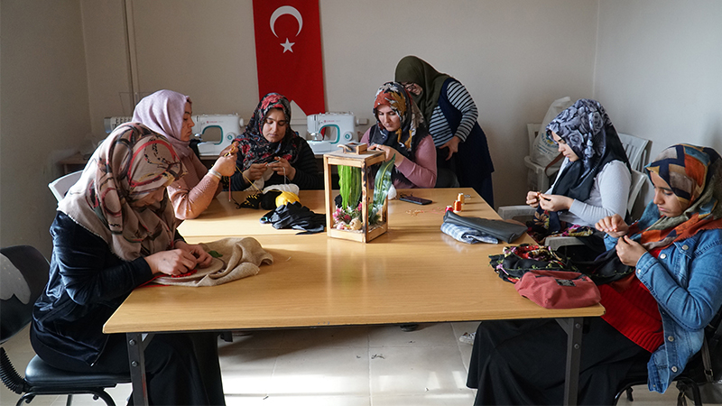 Haliliye'de kadınlar el emeği ürünleriyle aile ekonomisine katkı sağlıyor