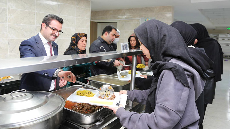 Kaymakam Han öğrencilerle iftarda buluştu