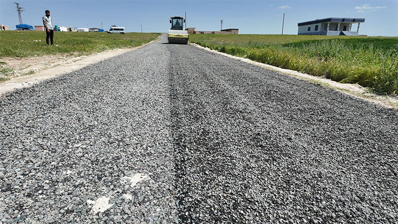 Harran Belediyesi kırsal mahallelerde asfalt serimine devam ediyor