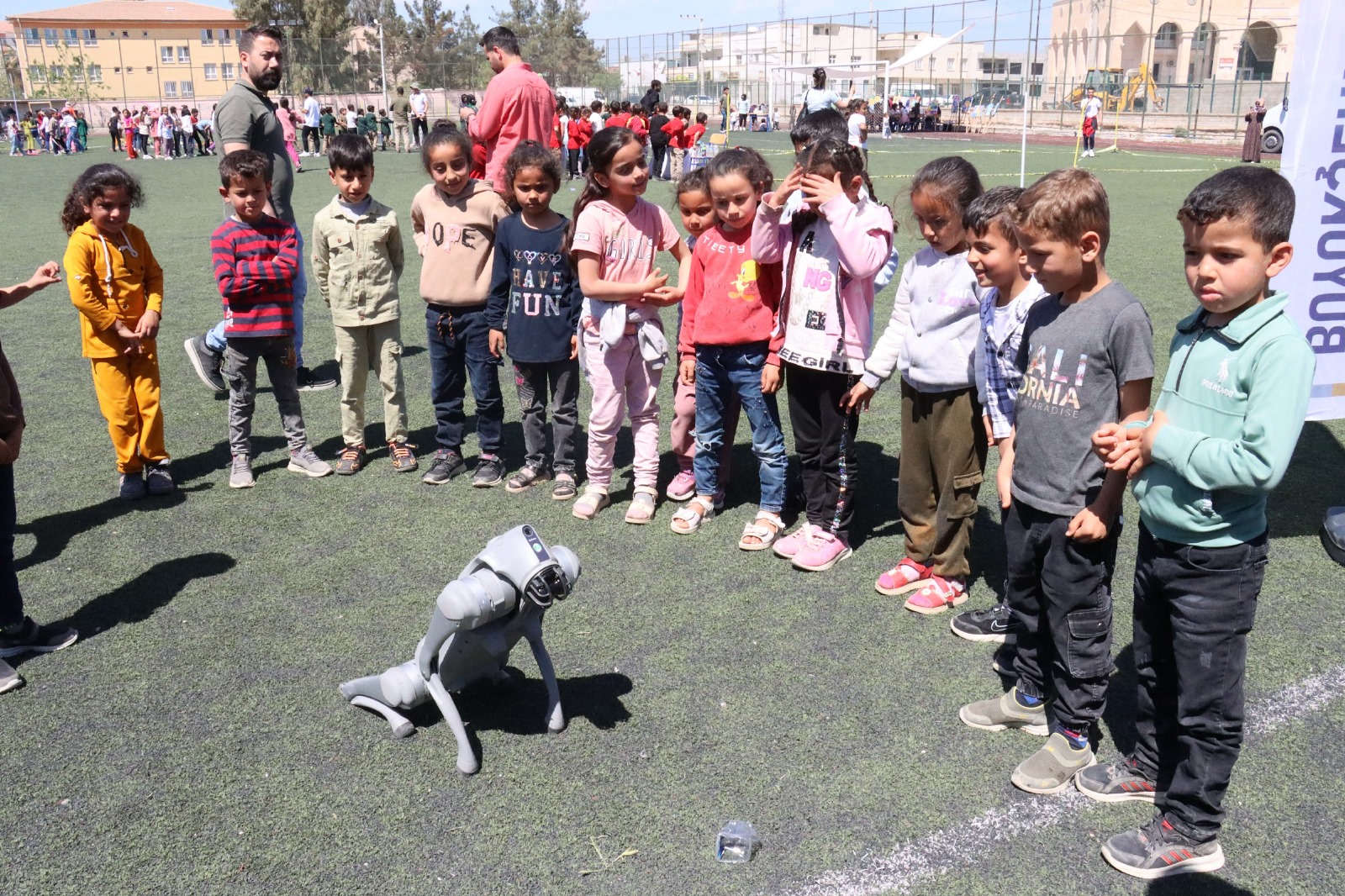 Harran’da çocuklar bu robot köpeği hayranlıkla izledi