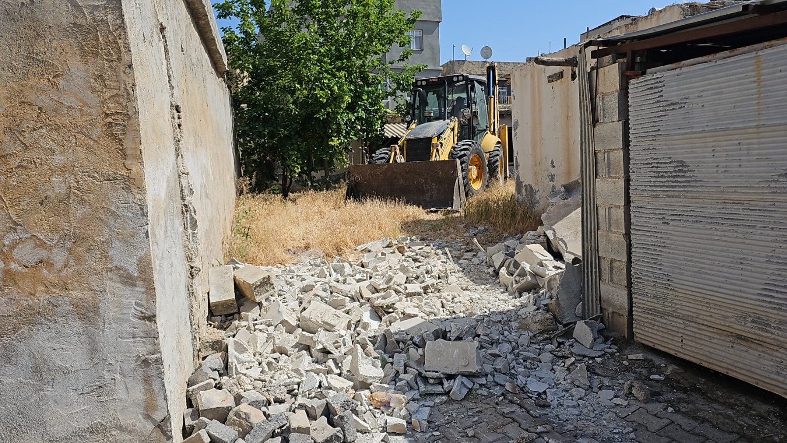 Şanlıurfa’da madde bağımlıları mesken tutmuştu! Yıkıldı…
