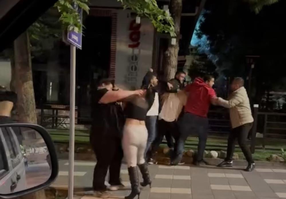 Kız ve erkeklerin karıştığı kavga: Yumruklar havada uçuştu!