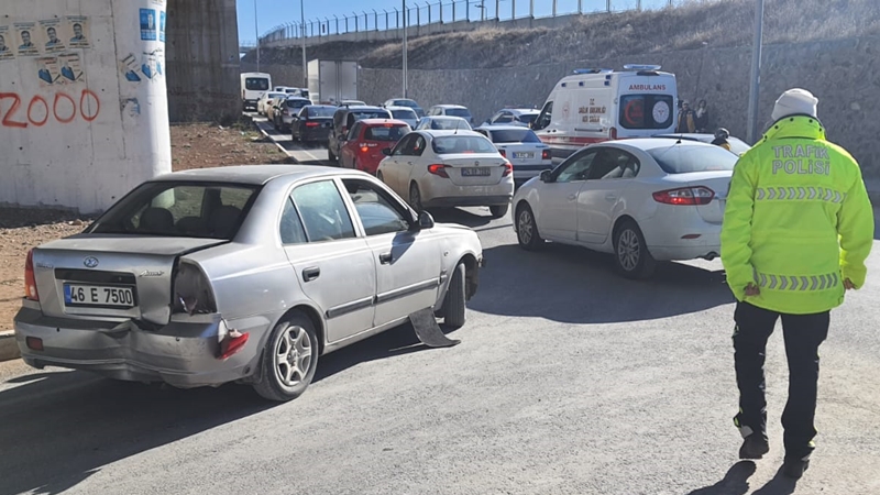 Şanlıurfa'da 3 aracın karıştığı zincirleme kaza: 1 yaralı
