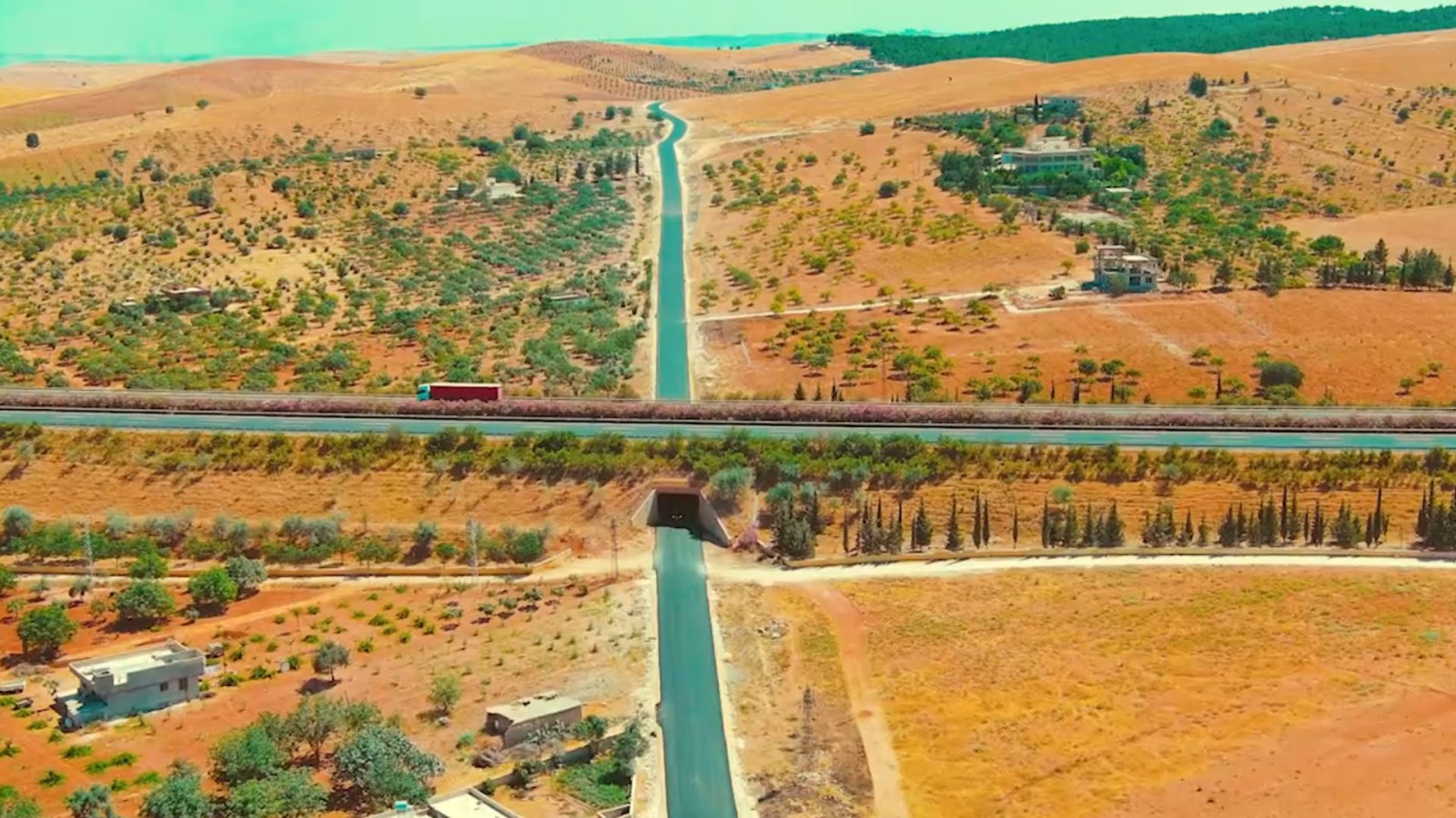 Büyükşehir Belediyesi kırsal mahallelere uzun ömürlü yollar sunuyor