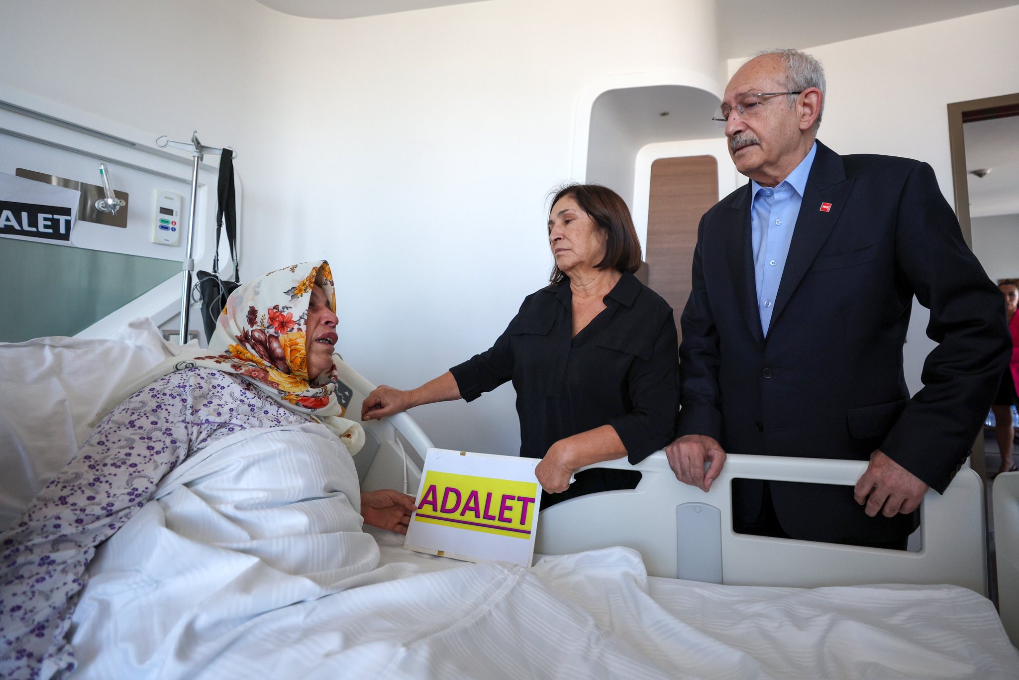 Kılıçdaroğlu, ameliyat olan Emine Şenyaşar’ı ziyaret etti