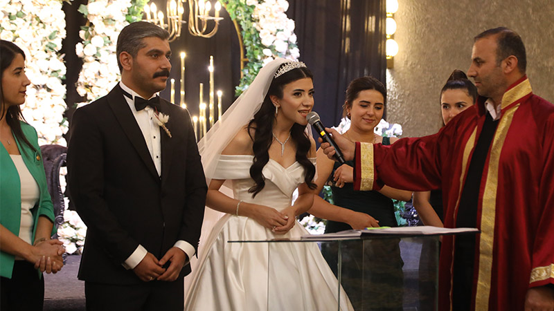 Kürt sanatçı Tekin Bozkurt’un sahne aldığı düğünde 7 kilo altın takıldı