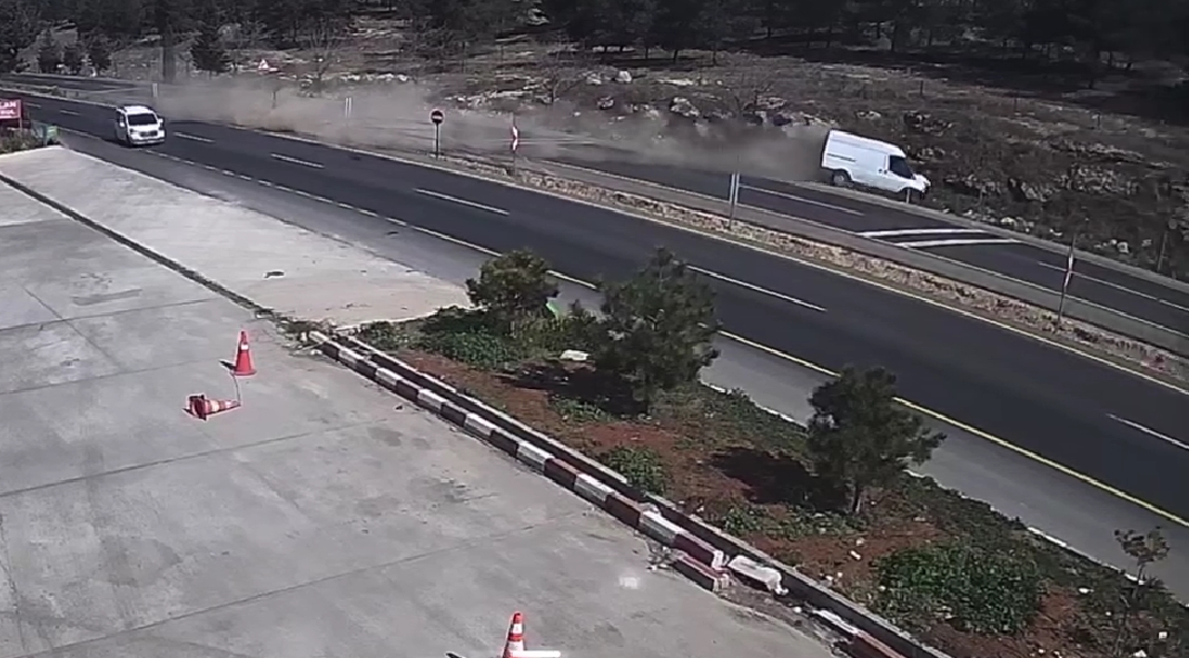 Şanlıurfa'da yoldan çıkan minibüs kayalığa çarptı! İşte anbean kaza...