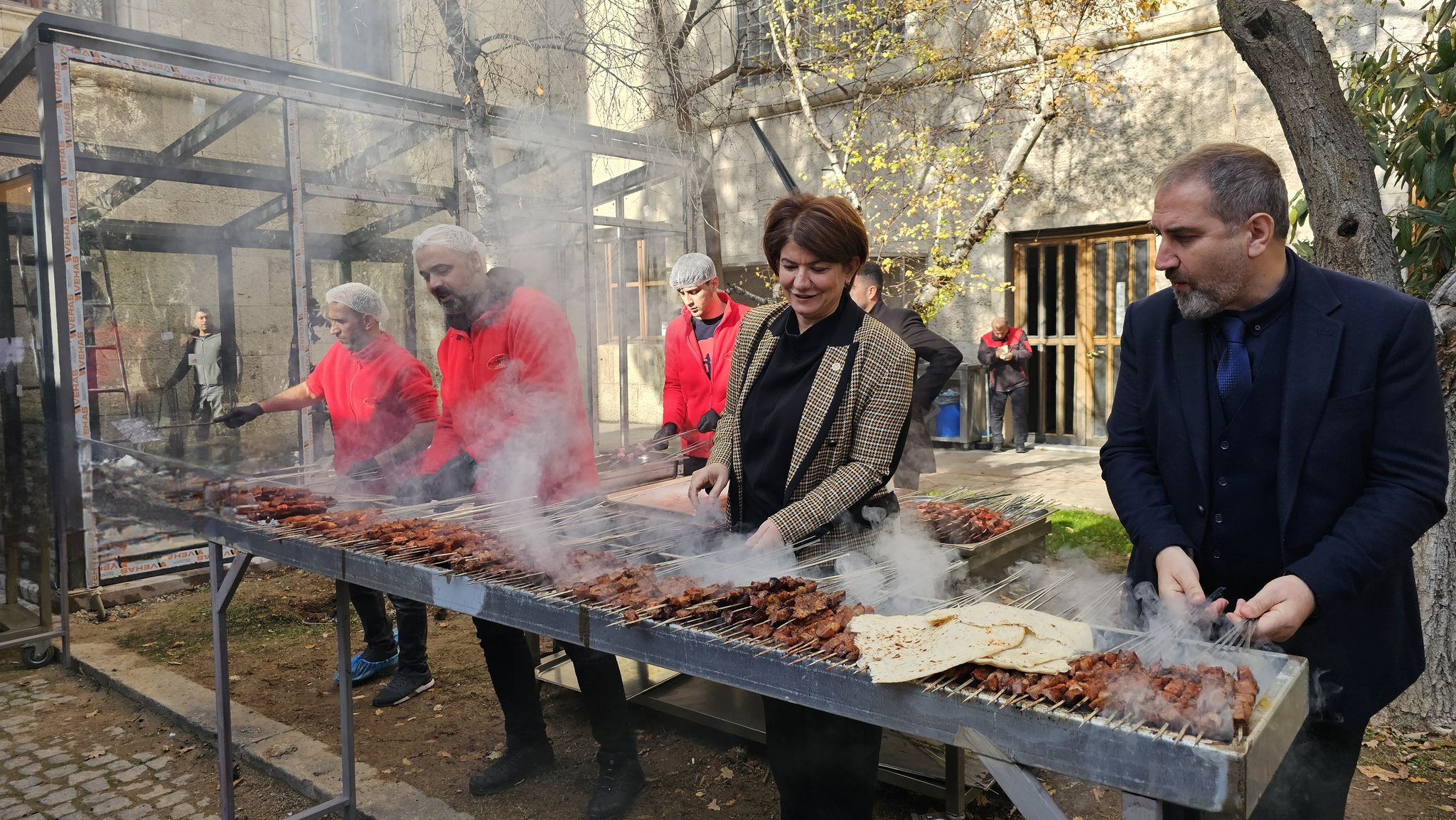 Meclis bahçesinde yemek partileri! AK Parti Şanlıurfa Milletvekili Yazmacı da ziyafet verecek