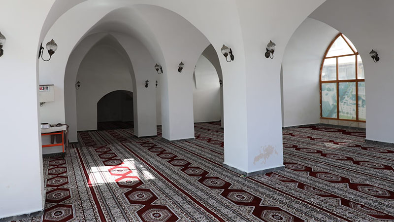 Şanlıurfa’da depremde hasar gören camii yerine mescit açıldı