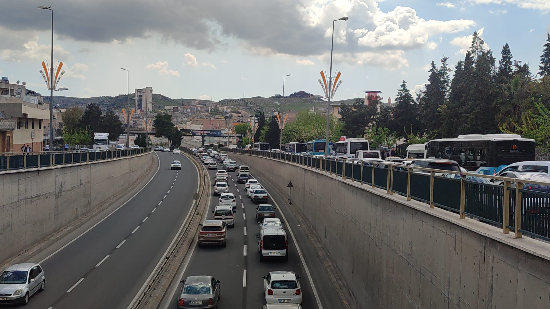 Şanlıurfalılar dikkat, Bakan  Uraloğlu açıkladı! O taşıtlar pazar günü belirli güzergahlarda trafiğe çıkmayacak