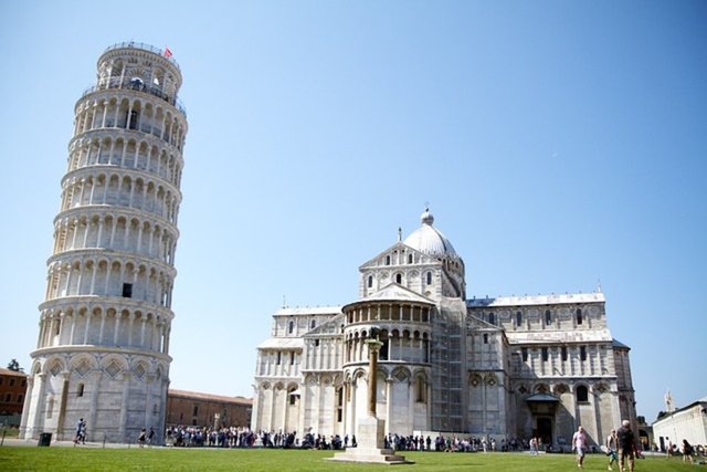 Pisa Kulesi neden eğik ve neden devrilmiyor?