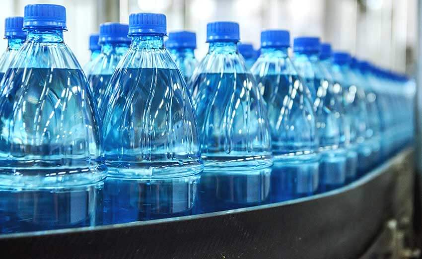 Çarpıcı araştırma: Pet şişelerde bulunan sularda 100 kat fazla plastik bulunuyor