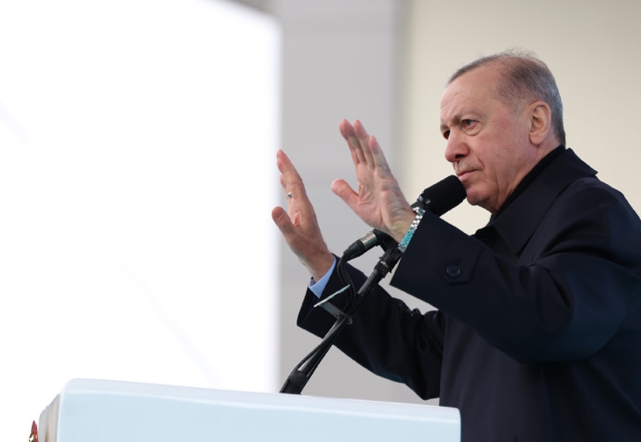 'Normal doğum' tartışmaları... Cumhurbaşkanı Erdoğan tartışmalı pankartı savundu