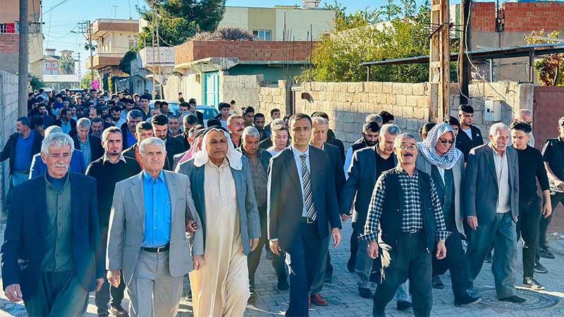 Şanlıurfa'da böylesi ilk defa! Yüzlerce insan parti binasına yürüdü