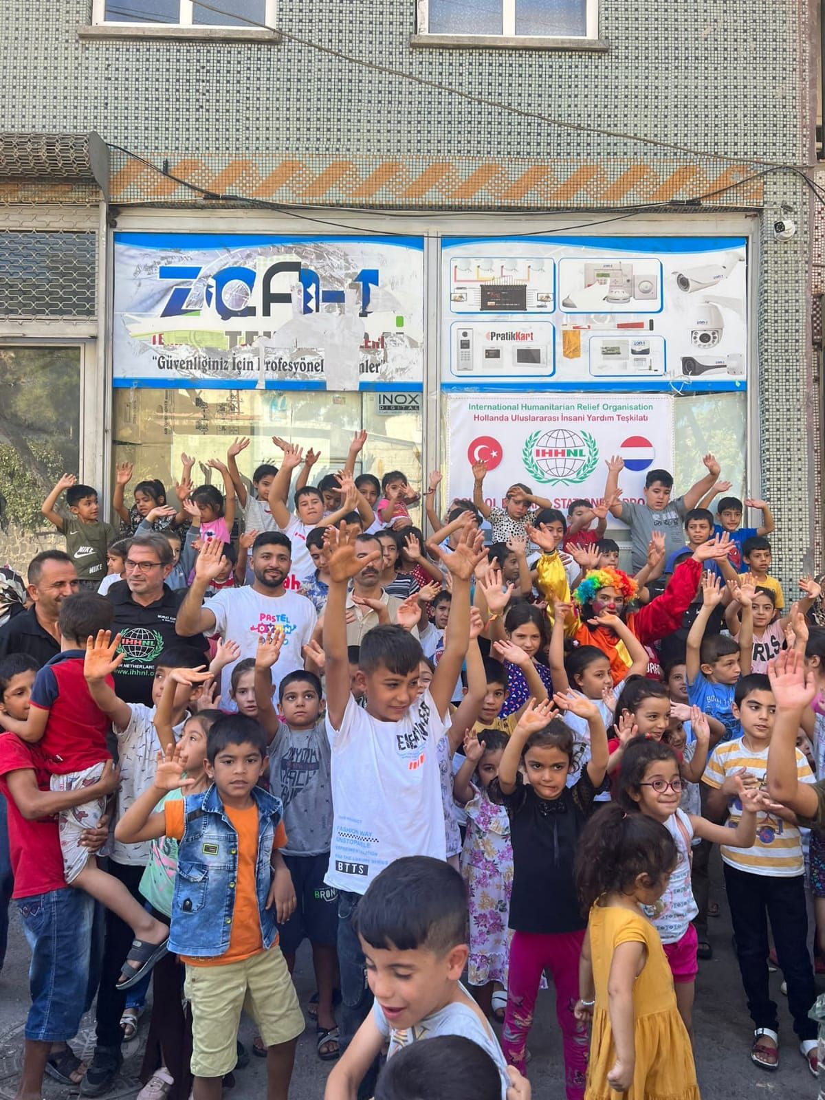 Şanlıurfa Rahmet Derneği ihtiyaç sahibi öğrencilerin yüzünü güldürdü