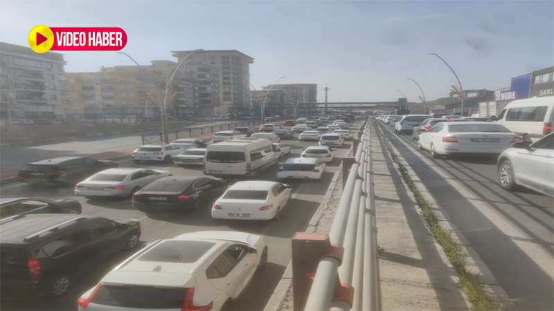 Şanlıurfa’da 5 aracın karıştığı zincirleme kaza! Metrelerce araç kuyruğu…