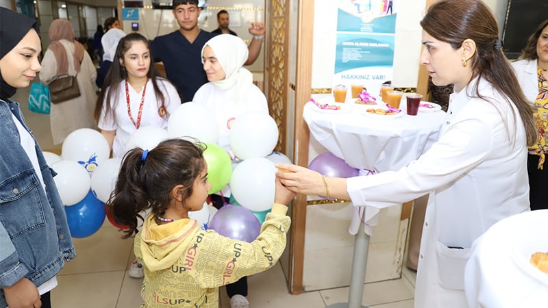 Şanlıurfa'da çocuk hastalara balon ile çikolata dağıtıldı