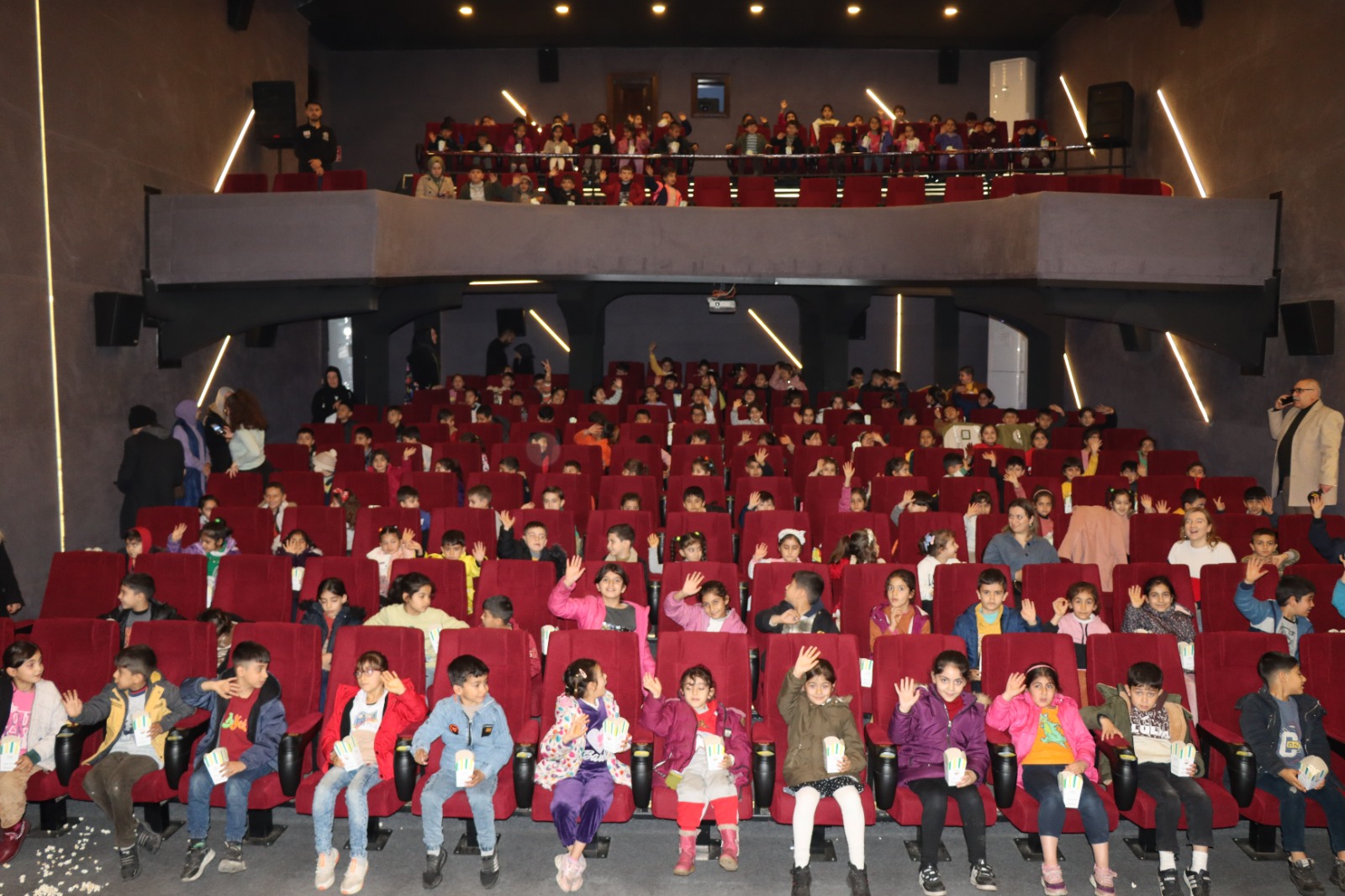 Şanlıurfalı çocukların yeni eğlencesi dijital sinema