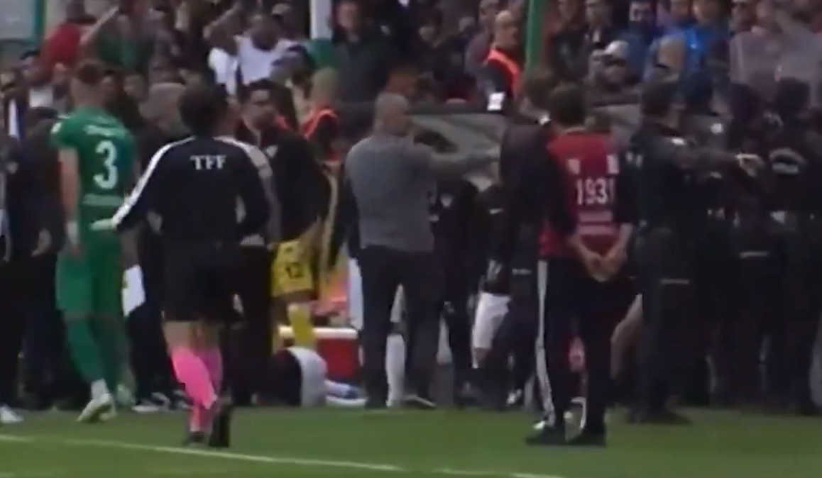 Başkanlar sahaya indi!  1. Lig maçında ortalık karıştı: Teknik direktör ve futbolcu yaralandı