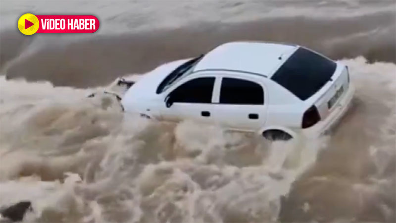 Şanlıurfa’da sel felaketi: Otomobil dereye sürüklendi, yollar kapandı, servisler yolda kaldı!