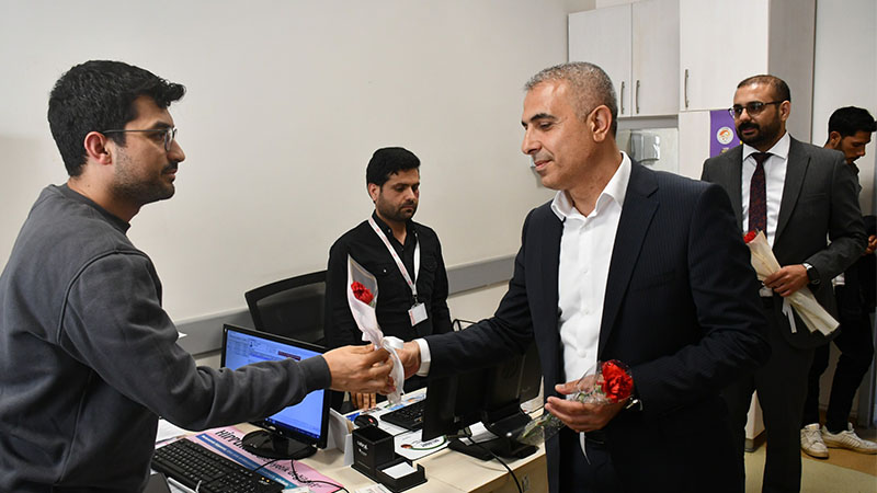 Siverek'te sağlık çalışanlarına karanfil