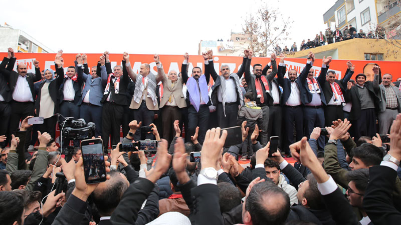 Mehmet Kasım Gülpınar’ı Siverek’te binlerce kişi karşıladı