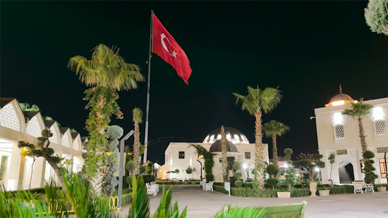 Urfa’daki camiye dev Türk bayrağı asıldı