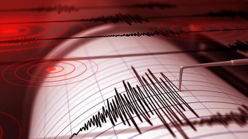 Gece yarısı korkutan deprem: Halk sokağa döküldü