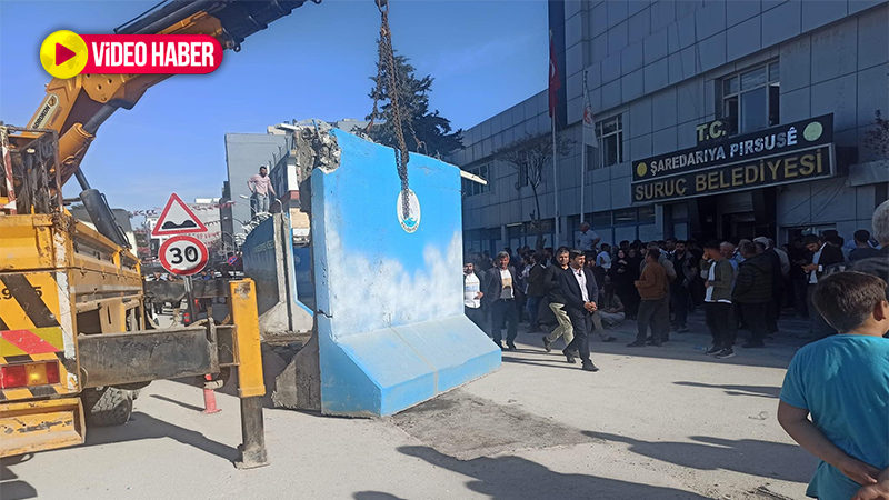 İlk işi belediye önündeki beton blokları kaldırmak oldu