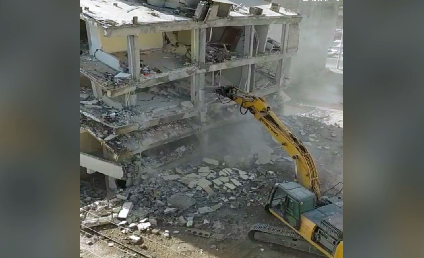 Urfa’da hasarlı binaların yıkımı devam ediyor
