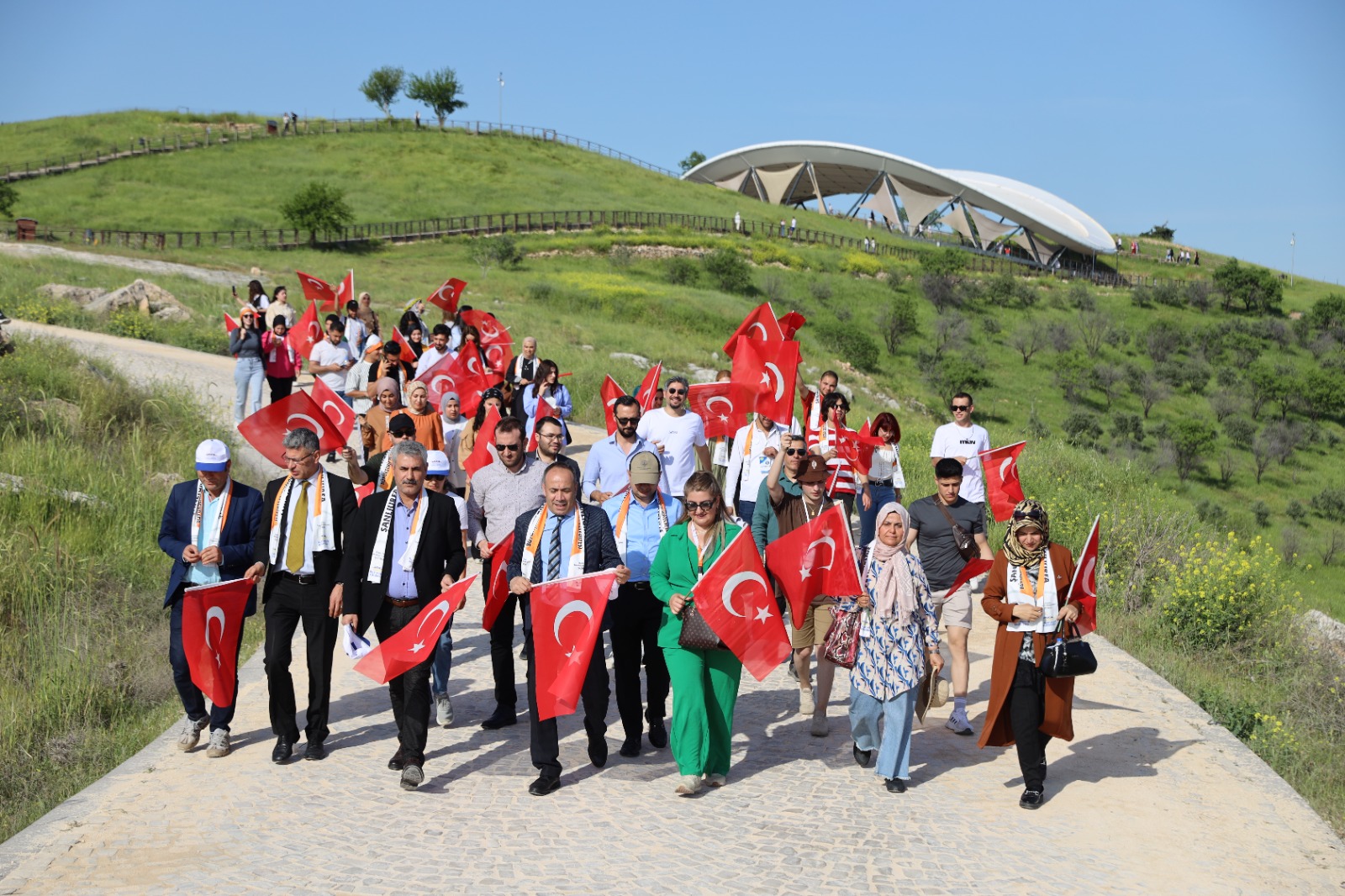 Göbeklitepe’de turistler türkülere eşlik edip halay çekti