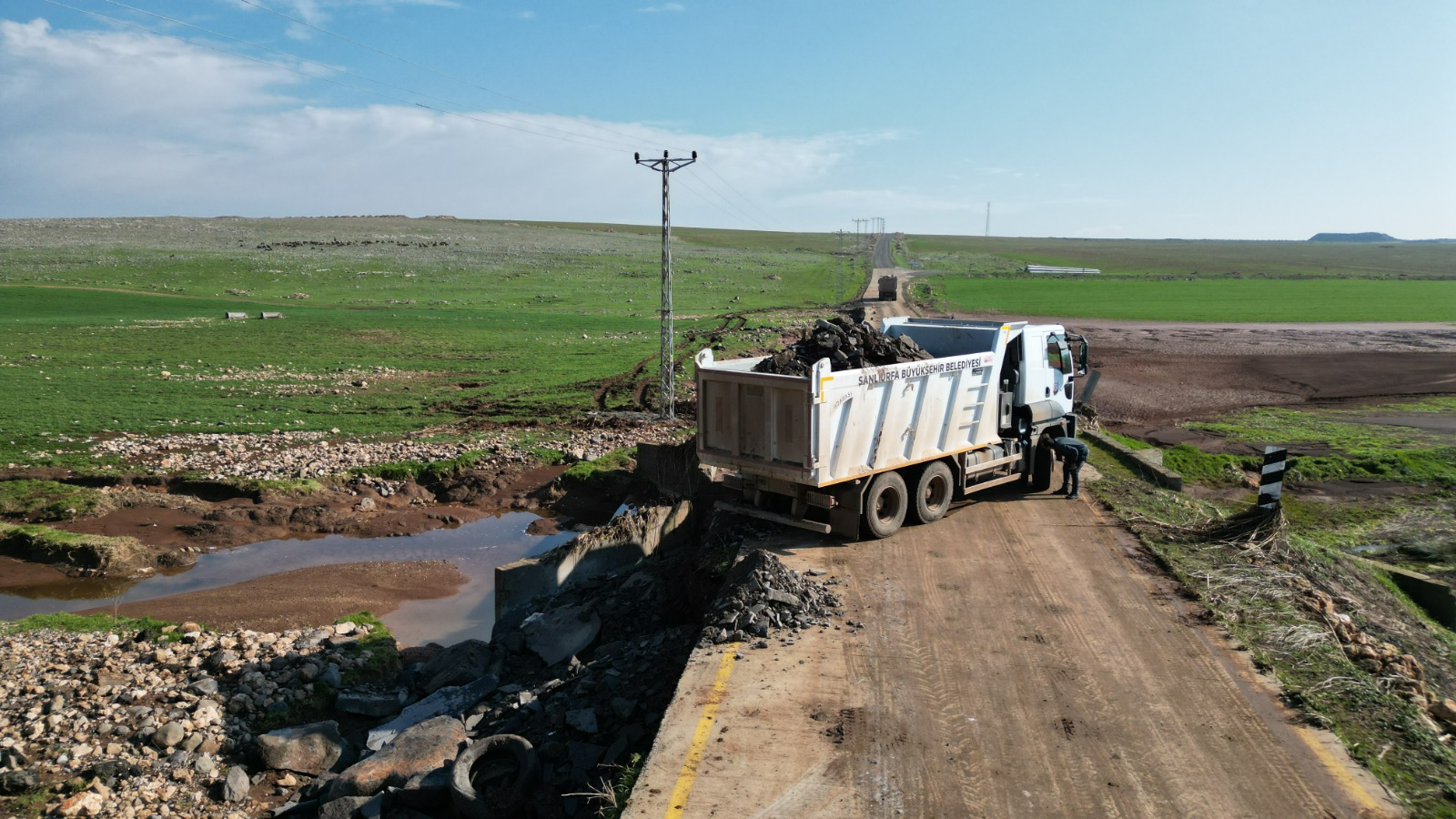 Taşkında zarar gören yol ve köprülerde onarım başladı