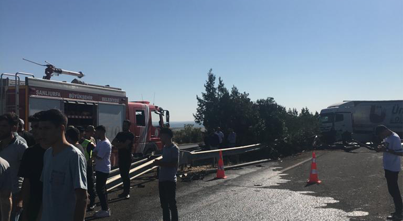 Urfa'da kaza geçiren demir yüklü TIR yolu trafiğe kapattı