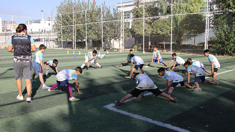 Urfa’da geleceğin yıldızlarına futbol okulu