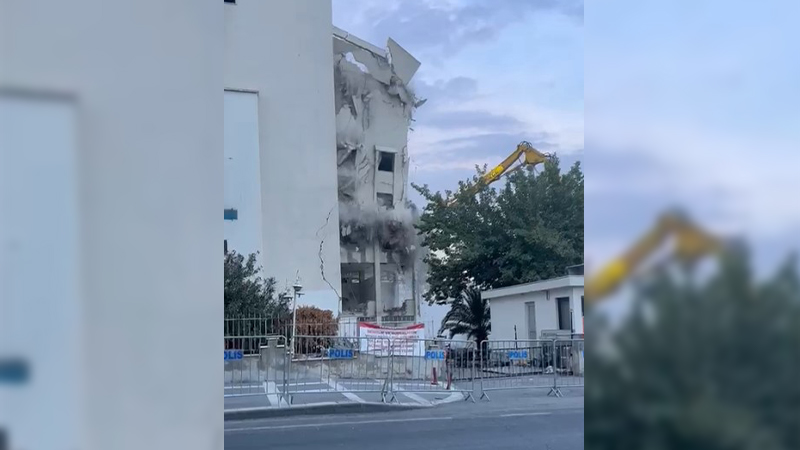 Depremde ağır hasar almıştı!  Urfa’daki yarım asırlık binanın yıkım işlemleri sürüyor