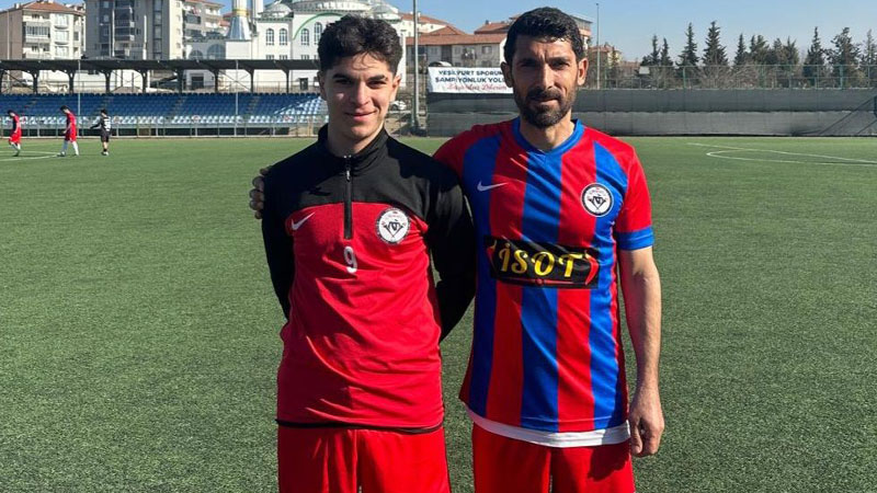 Şanlıurfa’da baba-oğul aynı takımda top koşturuyor