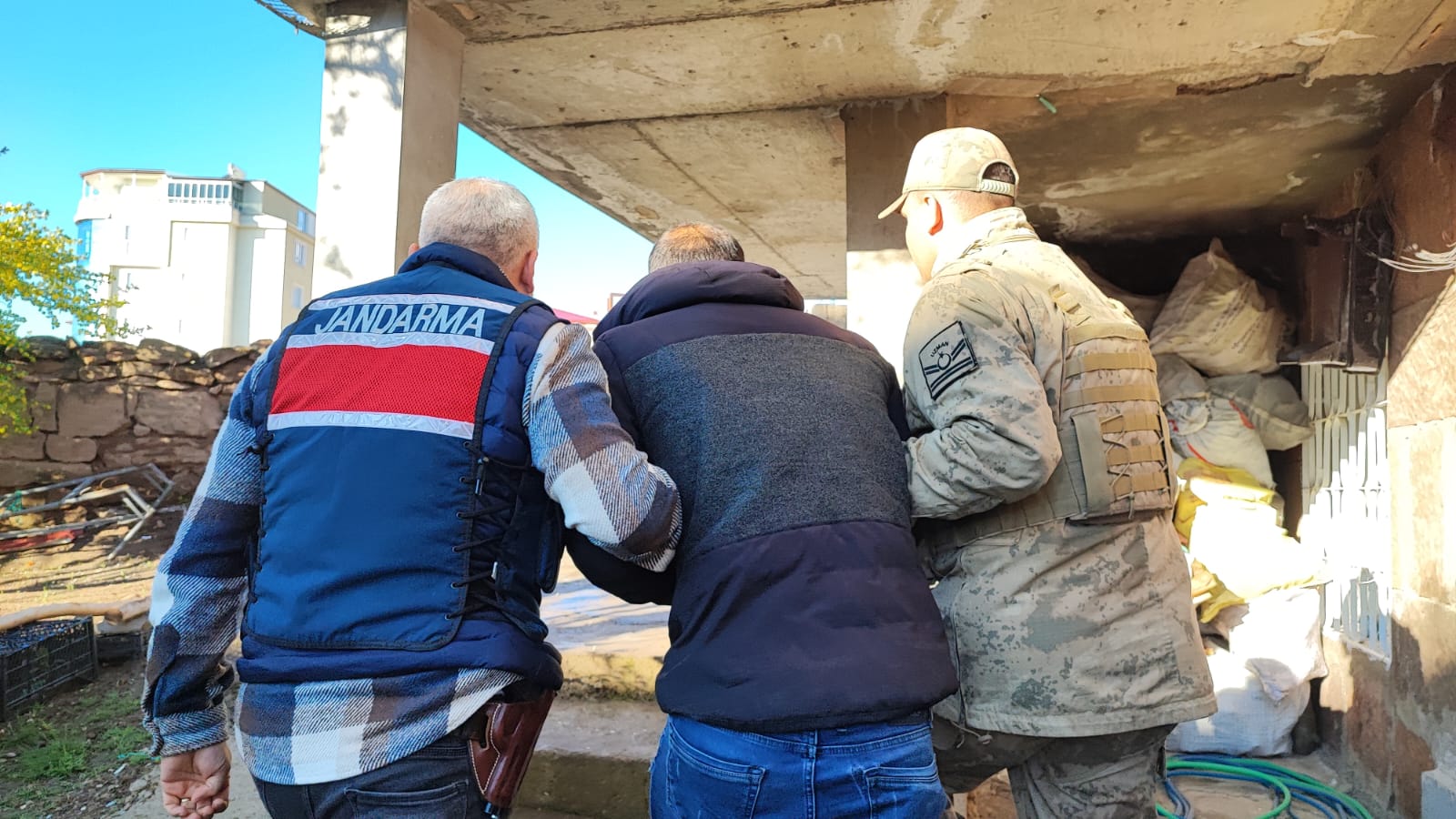 Şanlıurfa'da ele geçirilenler şaşırttı! Çok sayıda adres didik didik arandı