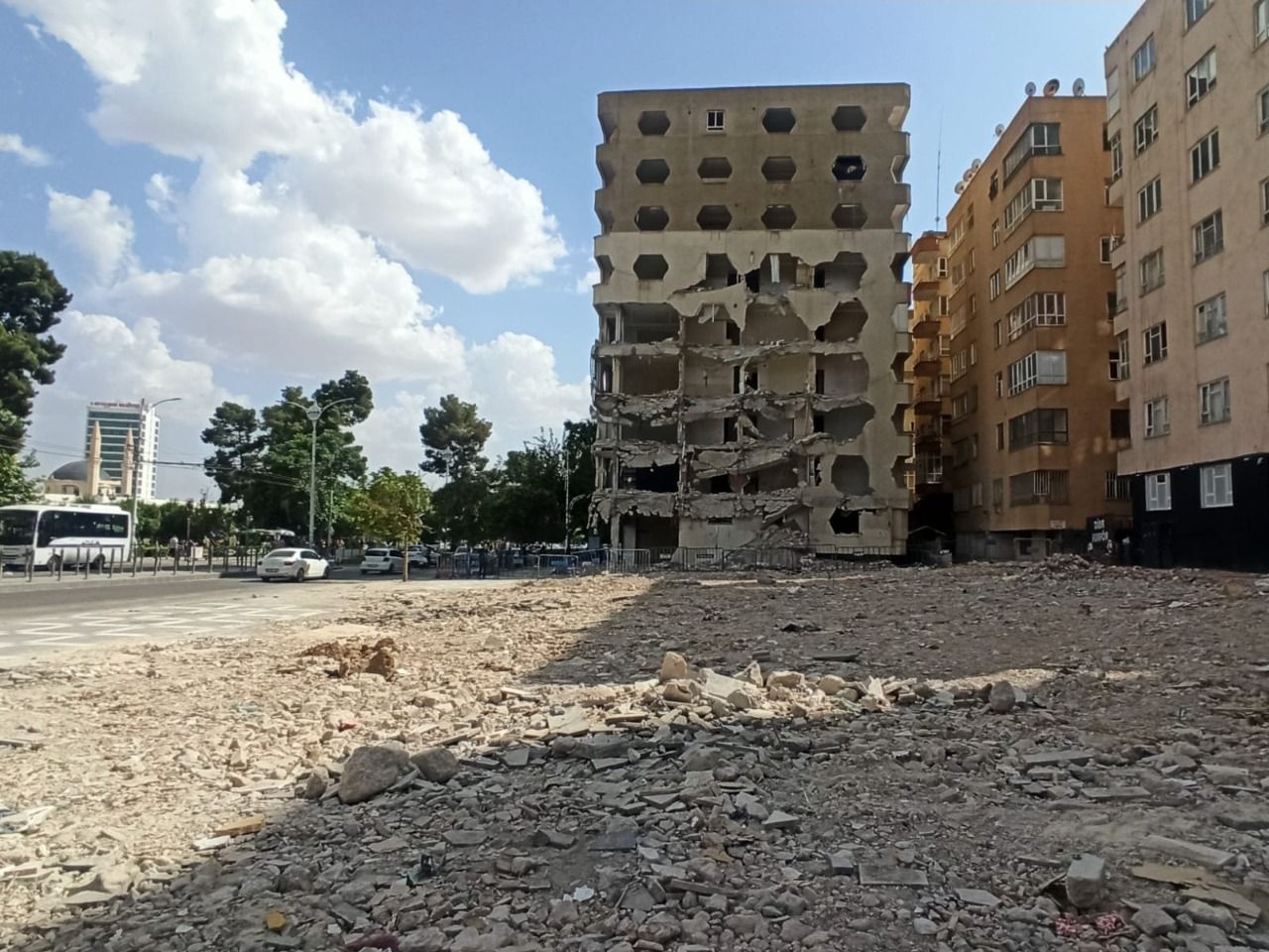 Neden hala yıkılmadı?  Meclis’te gündem Urfa’nın bilinen apartmanı!