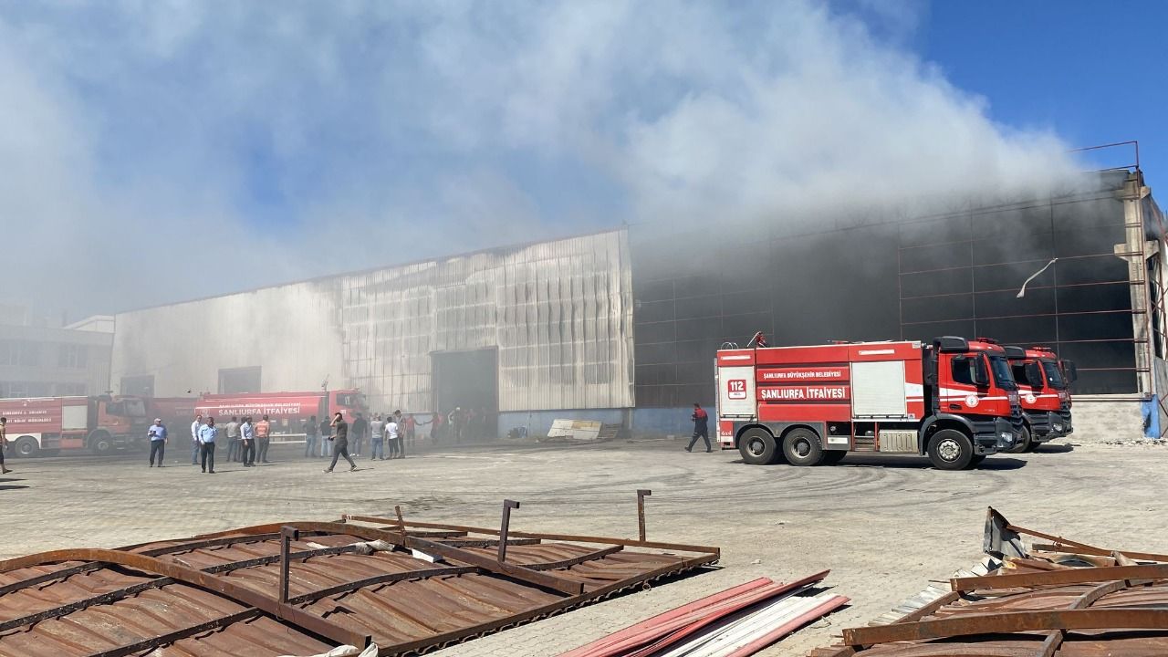 Şanlıurfa'da geri dönüşüm fabrikasında yangın!