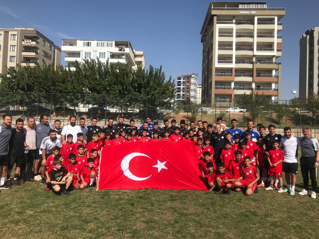 Karaköprü Belediyespor'dan miniklere Cumhuriyet sürprizi