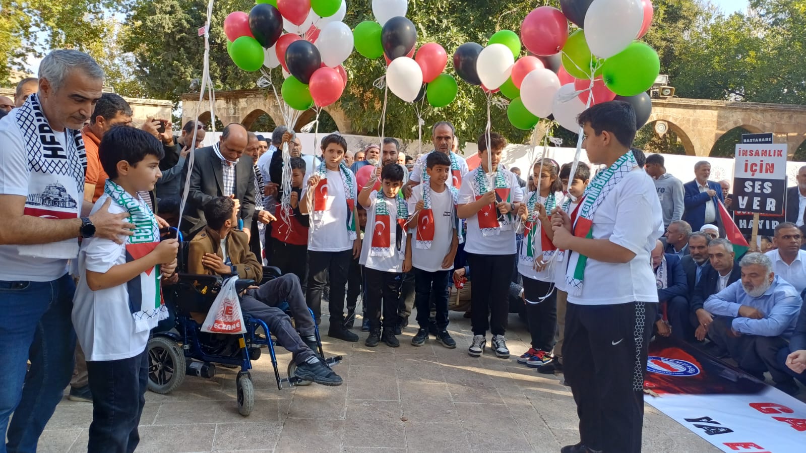 Urfa'da Filistin bayrağının renklerini içeren balonlar gökyüzünde
