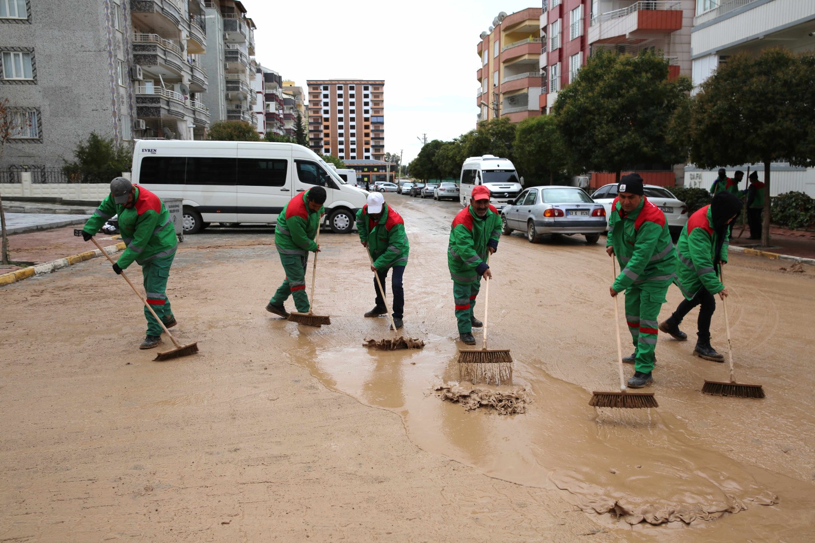 Karaköprü'de yağış sonrası çamurlu yollar temizleniyor