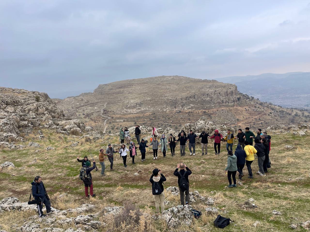 Macera tutkunu öğretmenlerin Mezopotamya dağında halay keyfi