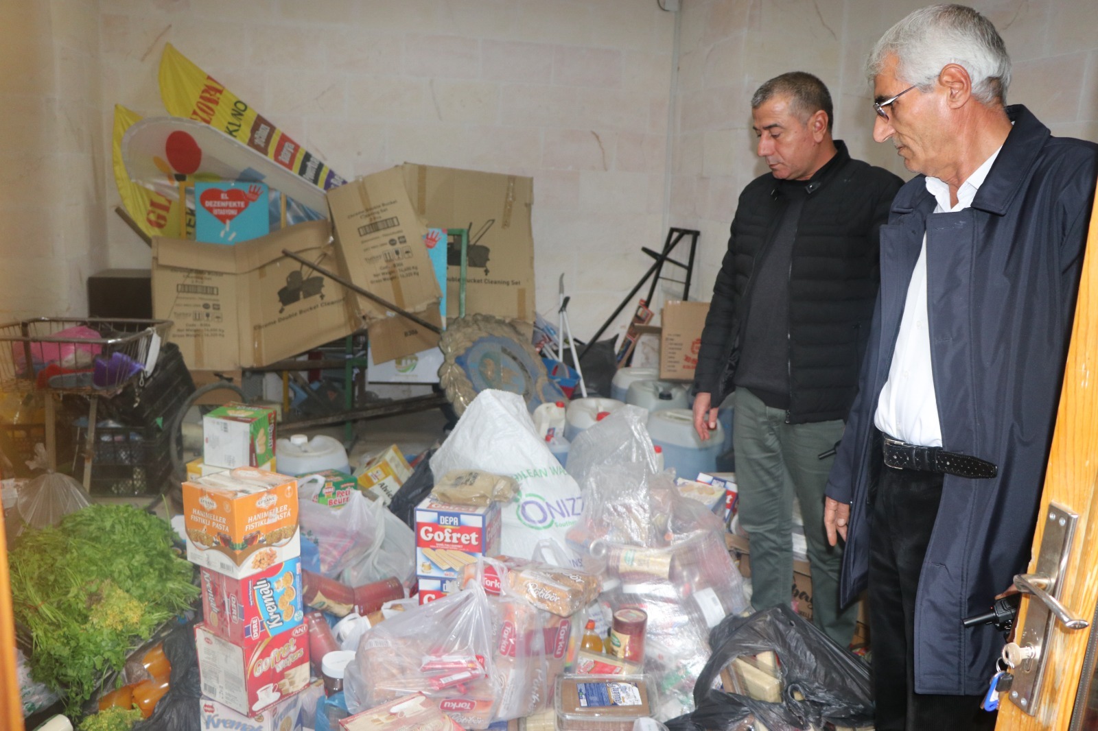 Urfa’da tarihi geçmiş yüzlerce ürün ele geçirildi