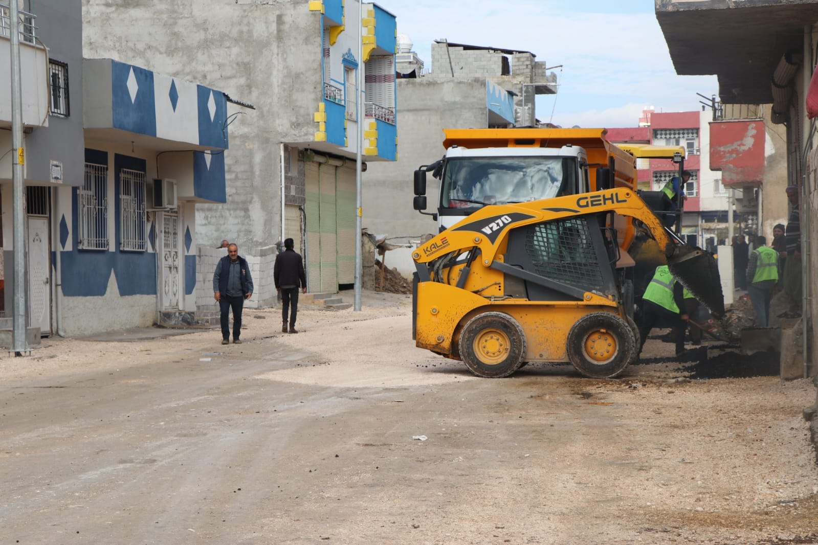 Viranşehir’de altyapısı biten yollara sıcak asfalt