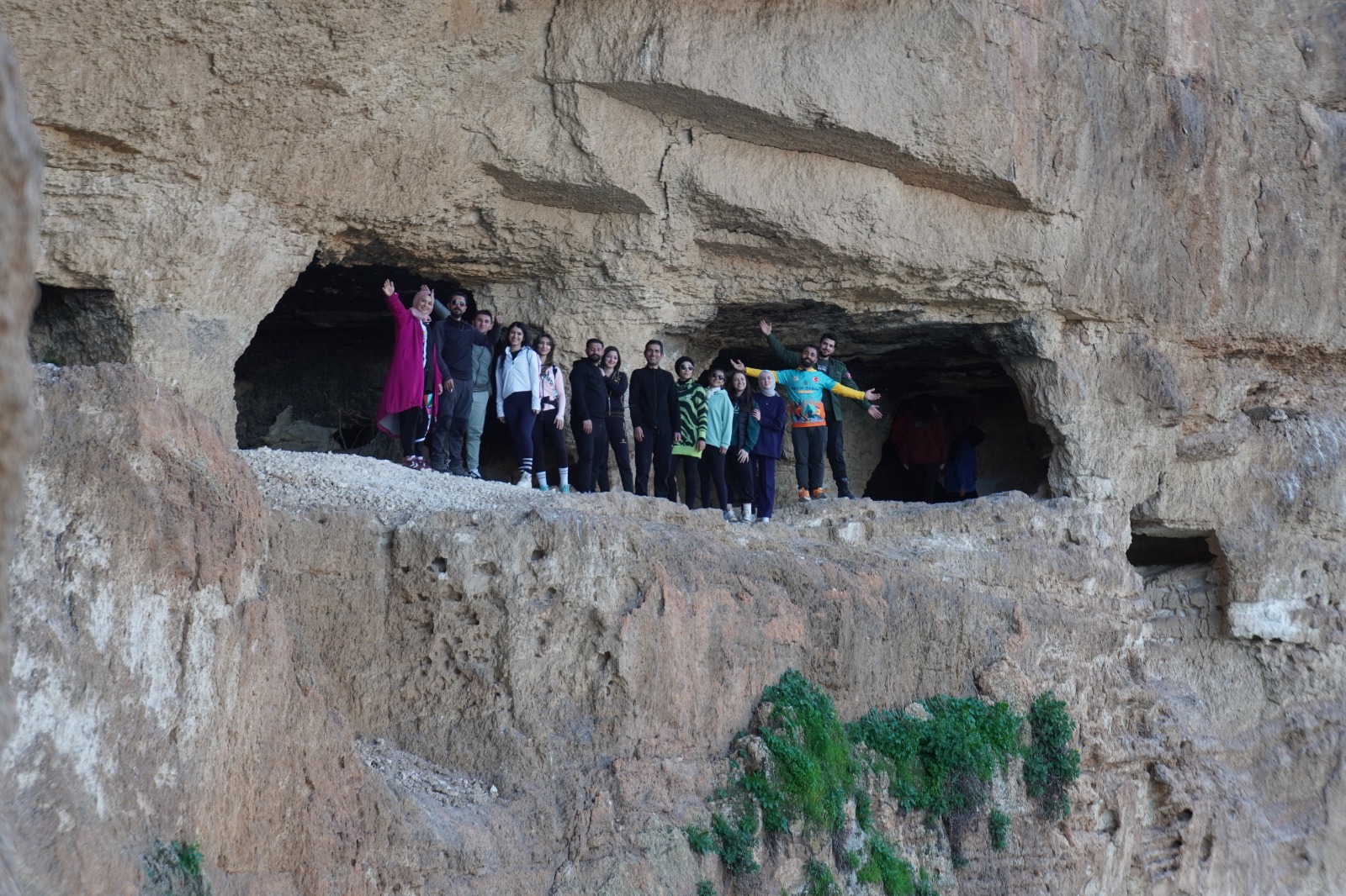 Bin 800 yıllık mağaralar...  Doğa tutkunları Şanlıurfa'nın zenginliklerini keşfediyor