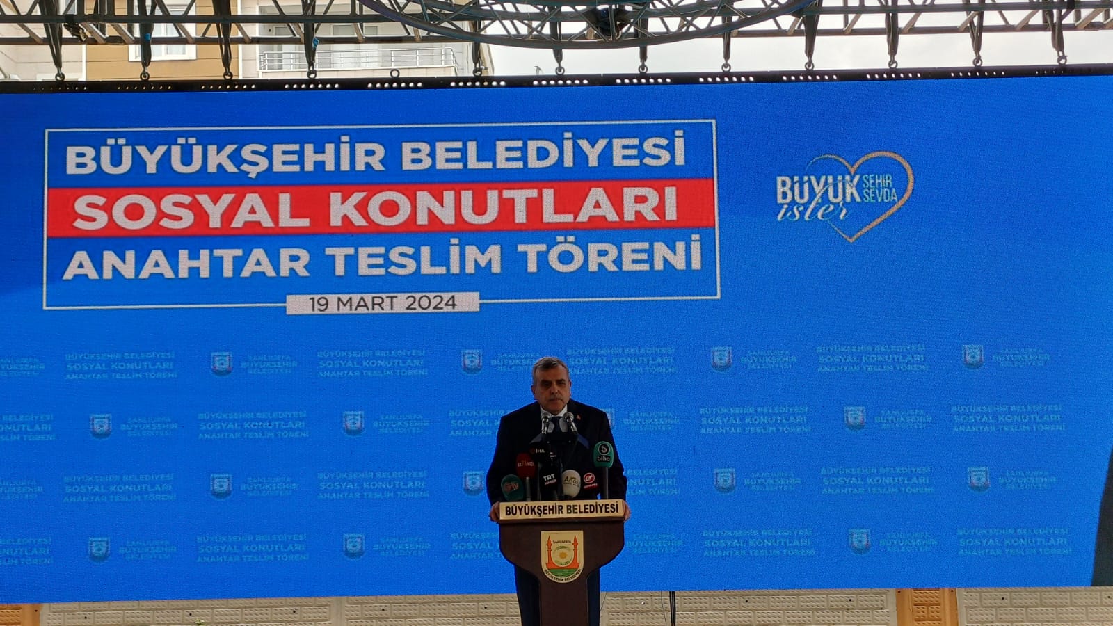 Büyükşehir Belediyesinin ihtiyaç sahibi aileler için yaptığı konutlar teslim edildi