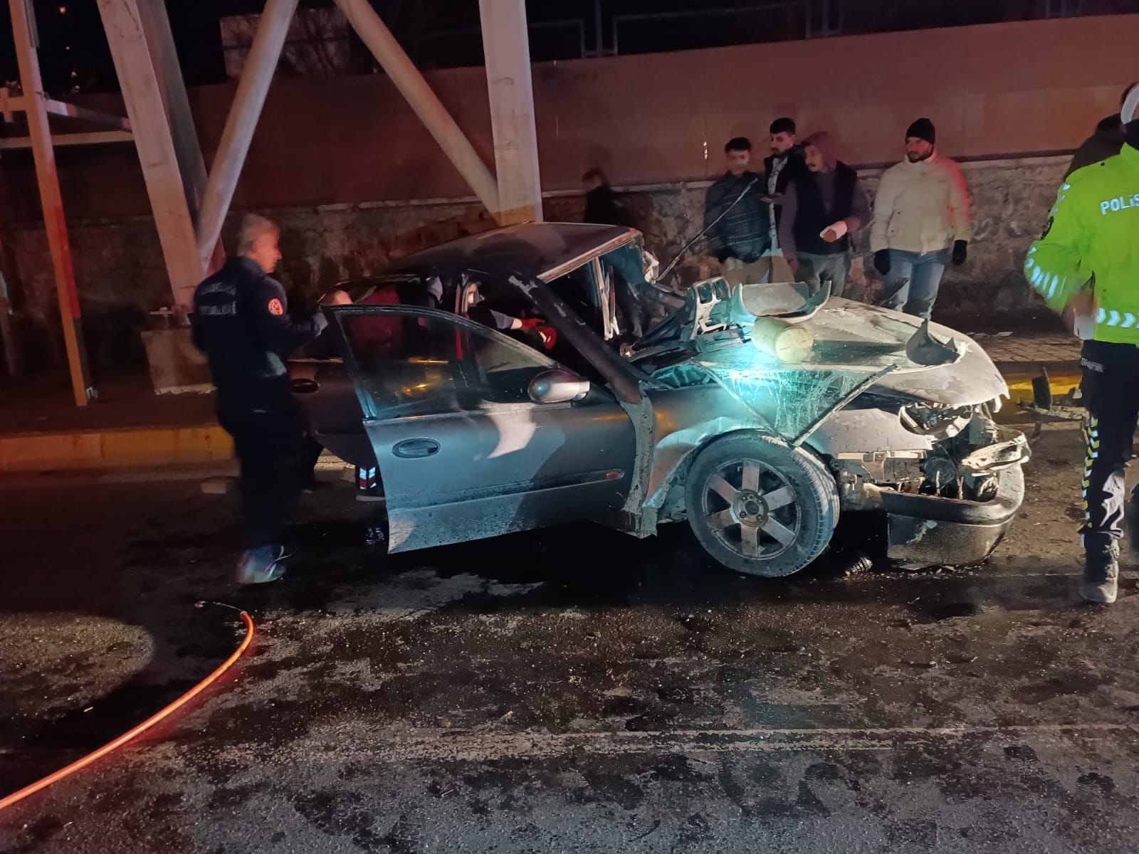 Şanlıurfa'da kaza! Hurdaya dönen araçta sıkıştı